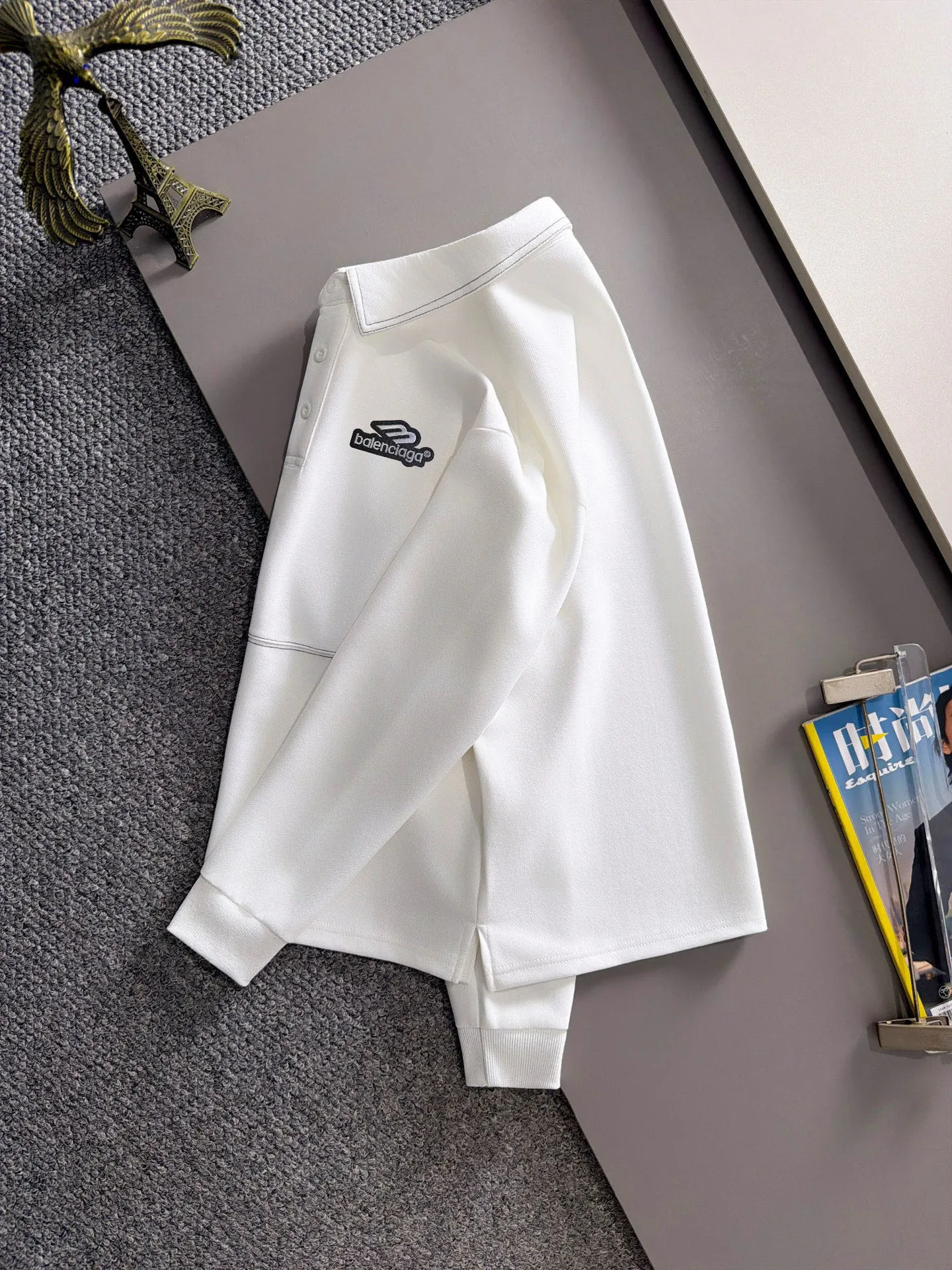 Balenciaga 2026 Long Sleeve Lapel Sweatshirt for Men and Women Same Style Many Stars Same Style, Top Original Version Feel Free to Compare🆚The fabric is custom-dyed and lightly sprayed and distressed. The fabric, material, and details are consistent with the original version. Special cotton and linen fabrics are used. The cost of the fabric is extremely expensive. It is twice as expensive as pure cotton materials. We will do our best at all costs. Three standards are complete. The comparison between non-market products and my fabrics is very different. Only the top version is made! Size: M-4XL